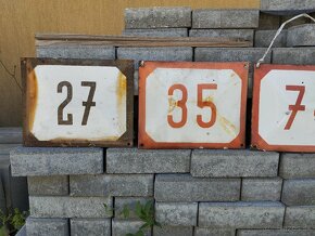 Smaltované tabuľky - čísla na dom: 35, 74, 586 - 2
