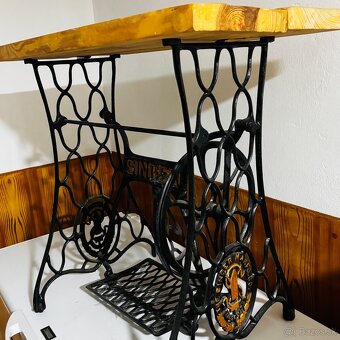 Singer starožitnostny stojan - 2