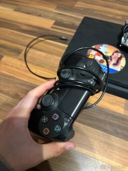 PS4 + Dva ovládače + GTA 5 - 2
