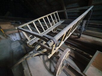 Predam maly dreveny voz rebrináčik. - 2