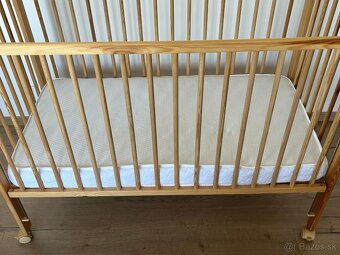 Detská postieľka s kolieskami a s matracom - 2
