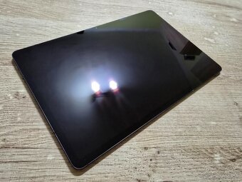 Velky 12.4 palcovy Samsung Tab S7 fe v super stave na disple - 2