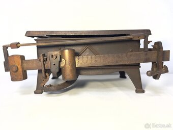 Stolova starožitna vaha . - 2