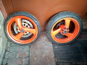 Predám kolesá z cestnej motorky R17 - 2