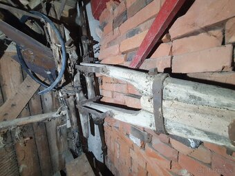 Predam 103 ročné drevene oje z voza z s kovanim z roku 1922. - 2