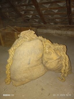 Staré jutové vrecia a lano. - 2