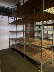 Ocelové regále s drevenými doskami - 2