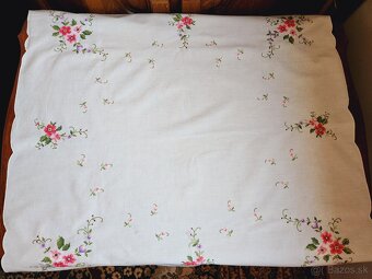 Krásny biely obrus zdobený ružovými a fialovými kvetmi 80x84 - 2