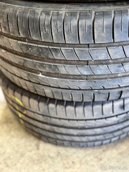 235/35R20.  255/40R20 - 2