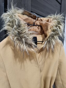 Dámsky béžový kabát veľ 38 - 2