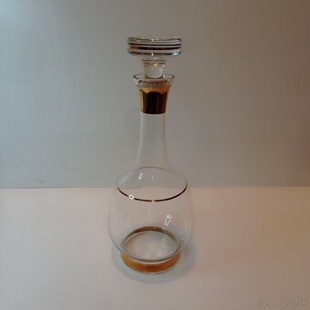 vintage sklenená karafa vo vinikajúcom stave - 2