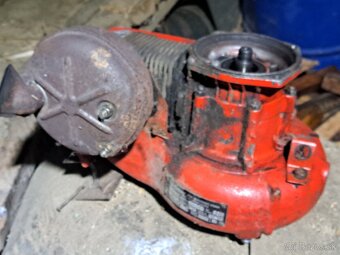 Mf70, motor na nd+ olejový filter a výfuk - 2