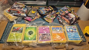 Pokémon karty cca 900+ ks +2 prebuilt decky - 2