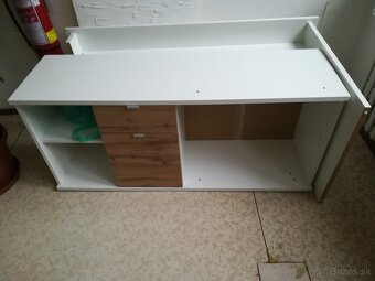 Stol z kozmetickeho salonu. - 2