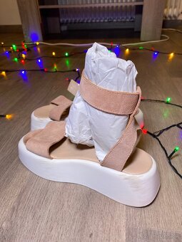 Béžové semišové sandále na platforme, veľ. 37 - 2