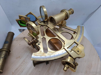 Predám starý námorný sextant + dva okuláre 120 € - 2
