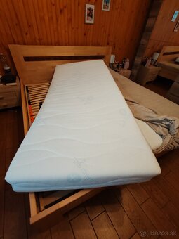 Drevena posteľ s matracmi - 2