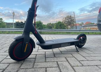 Elektrická kolobežka Xiaomi Mi Eletric Scooter Pro - 2