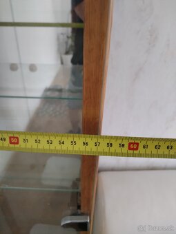 Presklenuu vytrinu s masívu. - 2