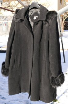 Elegantný dámsky kabát s kožušinou. - 2