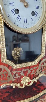 Hodiny Boulle s originálnou podstavou. - 2