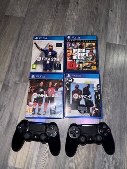 PS4 Slim + 2 ovládače + 4 hry - 2