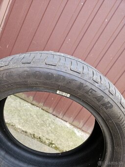 Goodyear Eficient Grip 215/50 R17 - 2