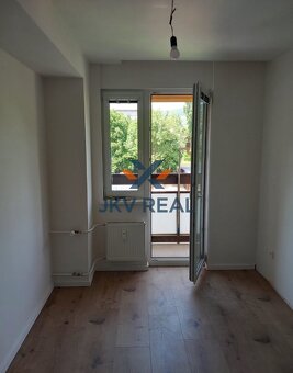 Slnečný 3-izbový byt po kompletnej rekonštrukcii na Nobelove - 2