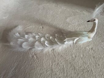 Luxusný dekoračný páv – biely s pierkami a kryštálikmi (na k - 2