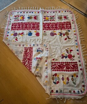 Bohato vyšívaný ľanový obrus - 2