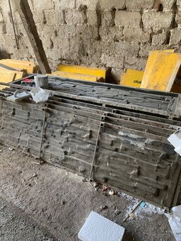 Vybračný stôl a formy na betónový plot - 2