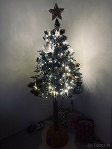 Vianočný stromček na pníku s ozdobami - 2