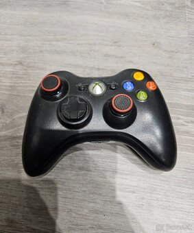 rozpredam xbox 360ky + kinect, ovladac, adapter - 2