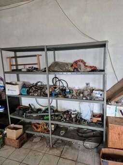 Pracovný stôl (ponk) so zverakom+regále +čerpadlá a motory - 2