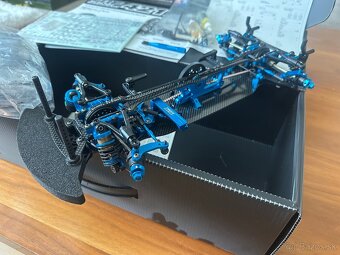 Karbonovy podvozok tamiya trf421 - 2