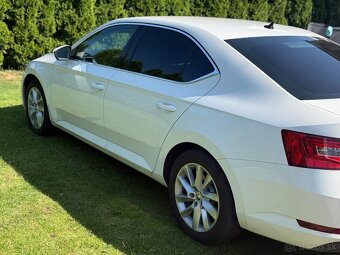 Škoda Superb III 2.0 TDI 110 kW DSG, r. 2015, biela - 2