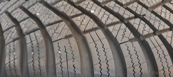 Predám 4ks pekné zimné 205/55r17-95V Hankook - 2