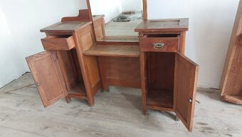 Starý toaletný stolík - 2