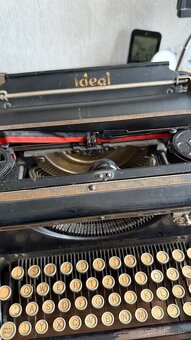 Starozitny pisaci stroj - 2