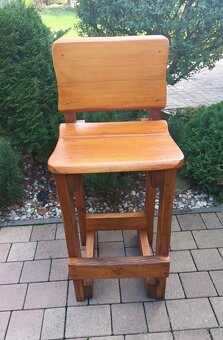 Drevené barové stoličky. - 2