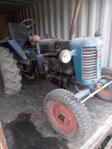 Starý historický traktor Zetor 25 - 2