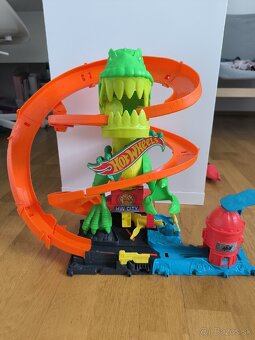 Hot Wheels City T-Rex útočí na hasičskú stanicu - 2