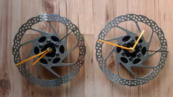 Nástenné hodiny vyrobené z brzdového kotúča - 2