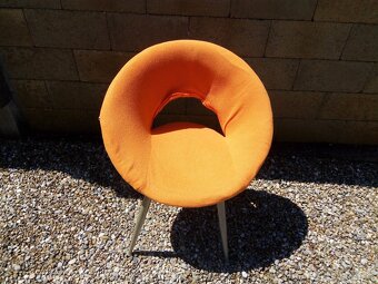 Nadčasová stolička. - 2