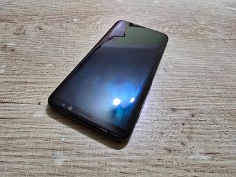 Samsung S8 v super stave ma len velmi jemne znamky pouzivani - 2