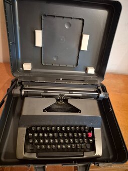 Pisaci stroj.s kufrikom - 2