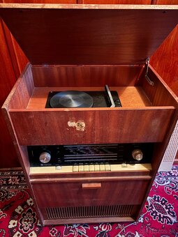 Predám staré gramorádio + platne - 2