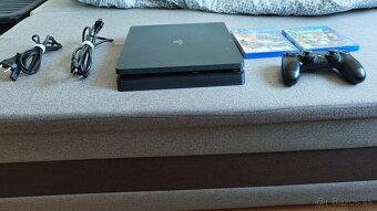 Predam tuto hernu konzolu PS4 Slim - 2