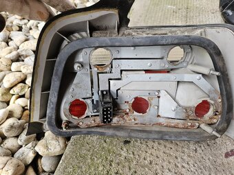 Bmw e36 zadné pravé svetlo - 2