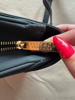 znackova kabelka ciernozlata - 2